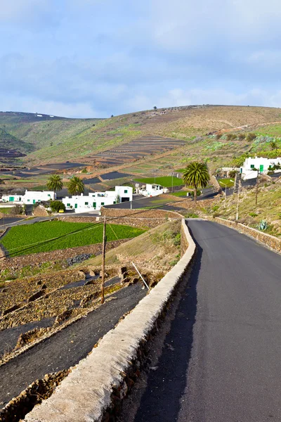 Farmhouse in rural hilly area in Lanzarote — Stock Photo, Image