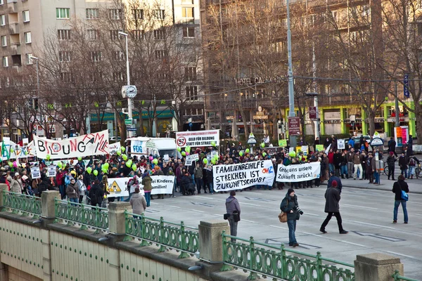 Des milliers de personnes manifestent pacifiquement contre la coupure des réseaux sociaux — Photo