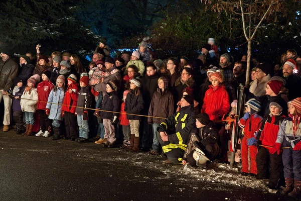 Audience at a fire spectacle at night — Stock Photo, Image