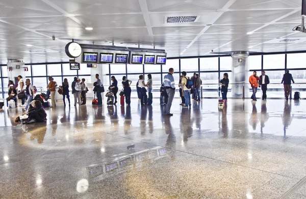 Passageiro no Aeroporto de Madrids Barajas está esperando o atraso — Fotografia de Stock