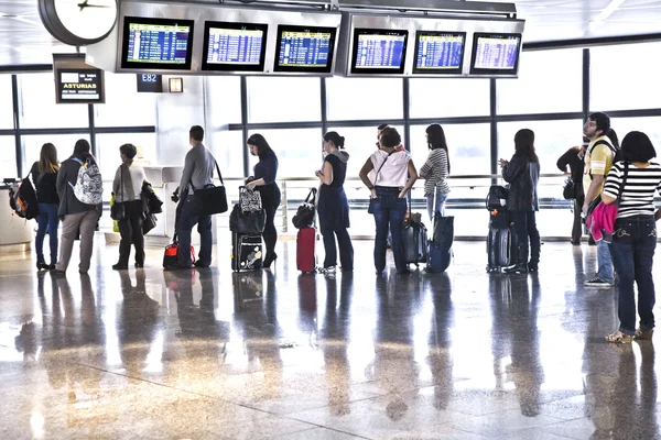 Passageiro no Aeroporto de Madrids Barajas está esperando o atraso — Fotografia de Stock