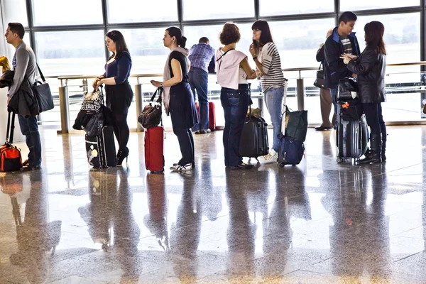 Επιβατών στο αεροδρόμιο barajas της Μαδρίτης σε αναμονή για την καθυστέρηση — Φωτογραφία Αρχείου