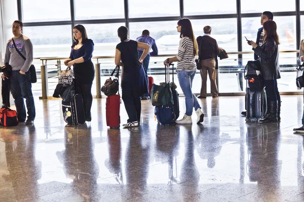 Passagier in Madrids Flughafen Barajas warten auf die verspätete — Stockfoto
