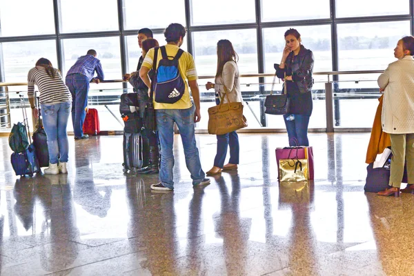 Passenger in Madrids Airport Barajas are waiting for the delayed — Stock Photo, Image