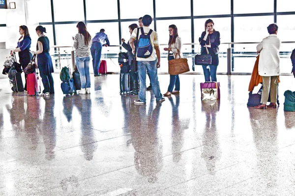 Passagerare vid madrids flygplats barajas väntar för den försenade — Stockfoto