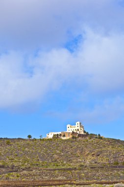 manzara lanzarote, çiftliğinin yakınlarında dağlara çıkıyor