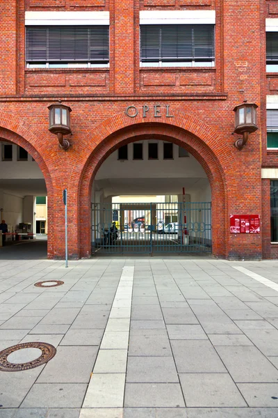 Haupteingang der Autofabrik opel - gm — Stockfoto