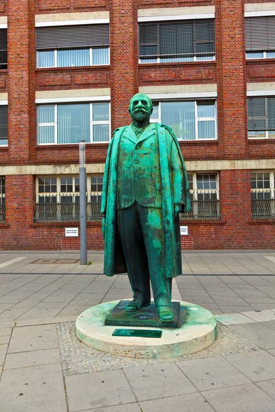 Statue des Gründers der Autofabrik opel - gm, adam von opel — Stockfoto