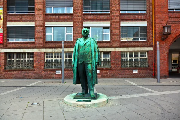 Standbeeld van stichter van de auto fabriek opel - gm, adam von opel — Stockfoto