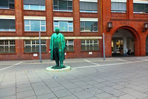Araba fabrika opel - gm, adam von opel kurucusu heykeli — Stok fotoğraf