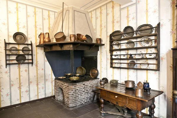 Историческая кухня с железной печью в музее — стоковое фото