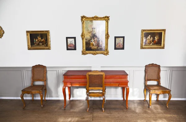 Clavicordio rojo en la sala de música del museo Goethe —  Fotos de Stock