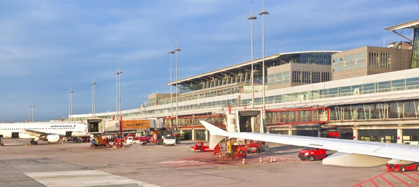 Samoloty na palec w nowoczesnym terminalu 2 w Hamburgu — Zdjęcie stockowe