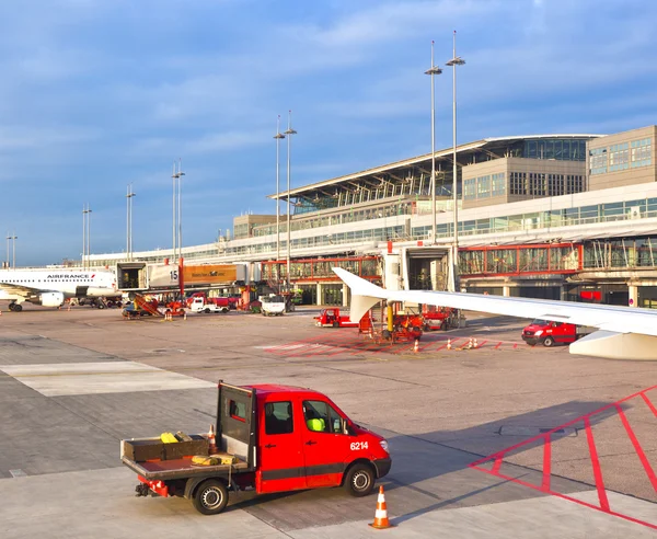 Aviones a dedo en la moderna Terminal 2 de Hamburgo — Foto de Stock