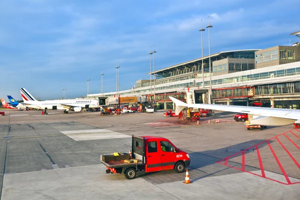 Flygplan på fingret i moderna terminal 2 i hamburg — Stockfoto