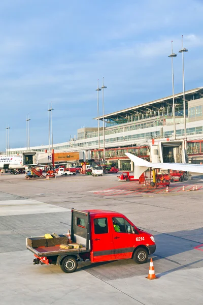 Aeronaves no dedo do moderno Terminal 2 em Hamburgo — Fotografia de Stock