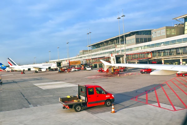 Vliegtuigen op de vinger in de moderne terminal 2 in hamburg — Stockfoto