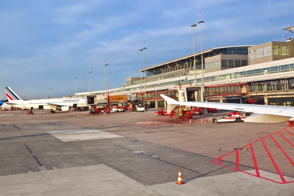 Letadla na prst v moderním terminálu 2 v Hamburku — Stock fotografie
