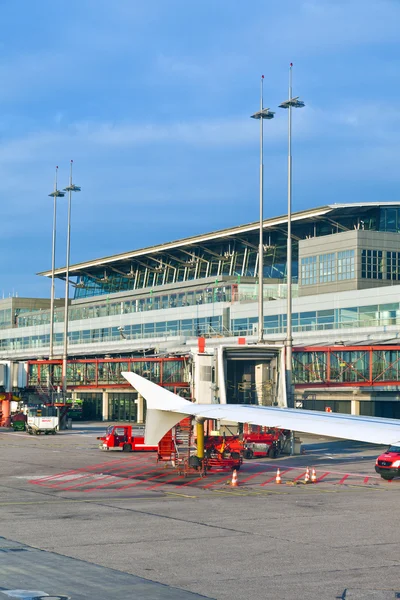 ハンブルクの現代ターミナル 2 では、指で航空機 — ストック写真