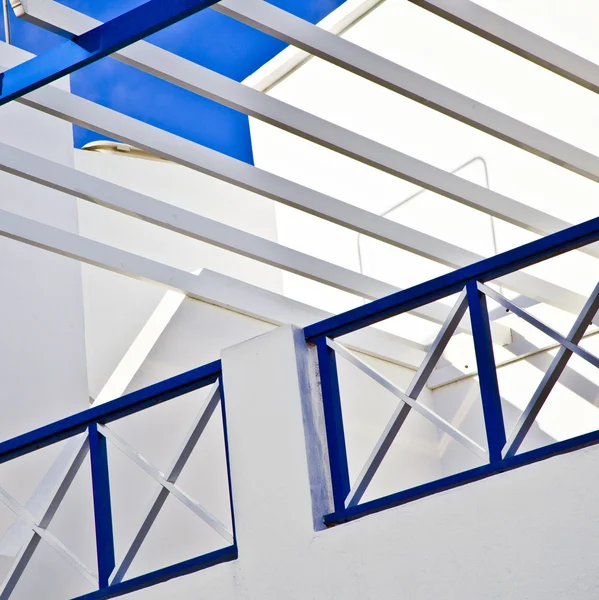 Балкон під блакитним небом — стокове фото