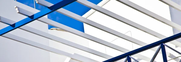 Balkon unter blauem Himmel — Stockfoto