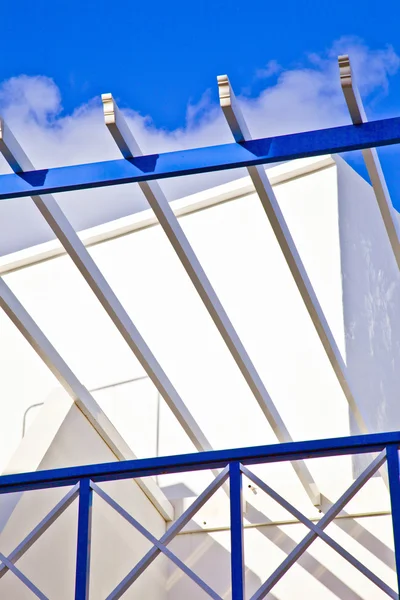 Varanda sob céu azul — Fotografia de Stock
