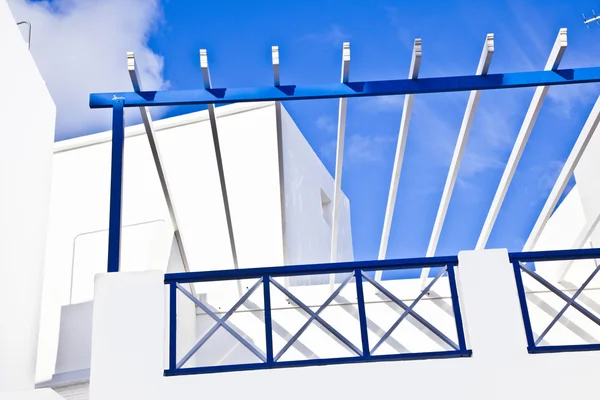 在蓝蓝的天空下的阳台 — 图库照片