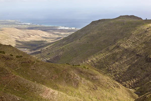 Paesaggio Lanzarote, Piccolo paese con coltivazione terrazza — Foto Stock