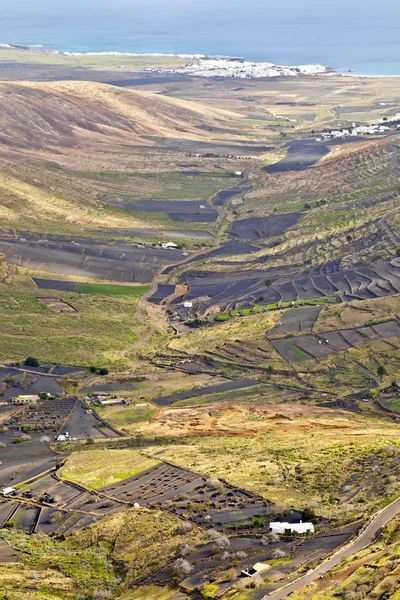 Landscape Lanzarote, Small town with terrace cultivation — Stock Photo, Image
