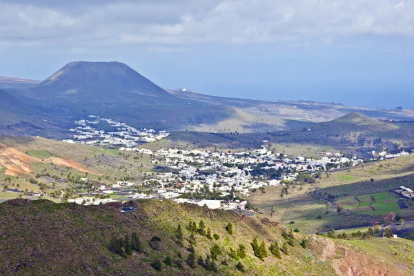 Paisaje Lanzarote, Ciudad pequeña Haria —  Fotos de Stock