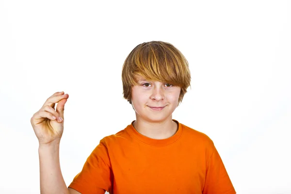 Gelukkig lachend jongen in oranje shirt — Stockfoto