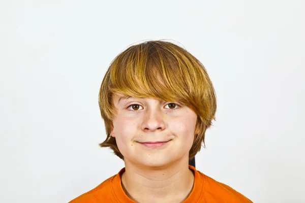 Glücklich lächelnder Junge im orangefarbenen Hemd — Stockfoto