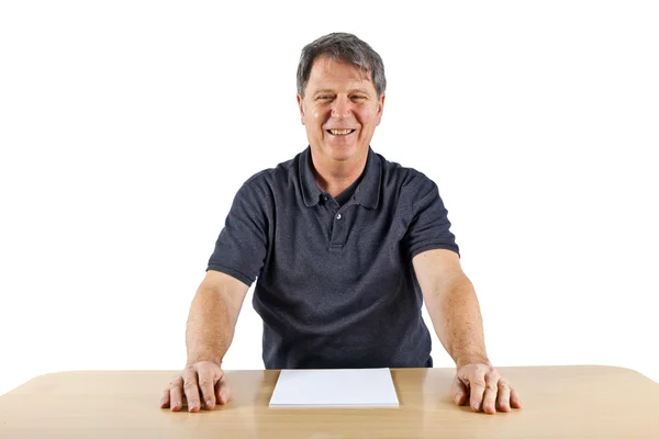 Случайный бизнесмен, сидящий за столом — стоковое фото