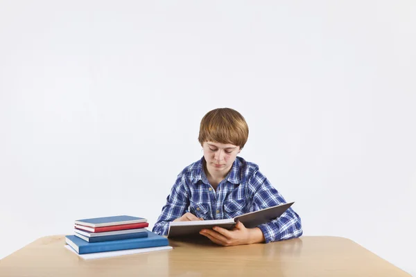Розумний хлопчик вчиться для школи — стокове фото