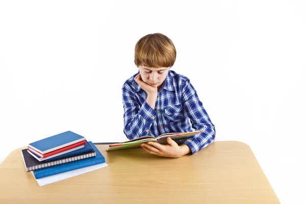 Intelligente ragazzo apprendimento per scuola — Foto Stock