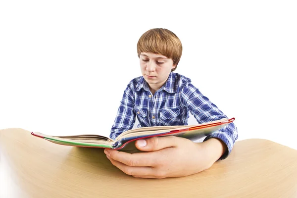 Inteligentny chłopiec nauki w szkole — Zdjęcie stockowe