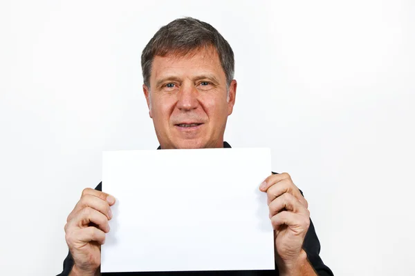 Homem inteligente segurando um cartaz vazio em sua mão — Fotografia de Stock