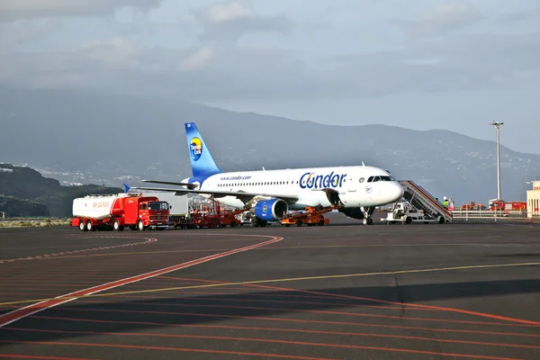 Condor lot trwa międzylądowaniu w porcie lotniczym — Zdjęcie stockowe