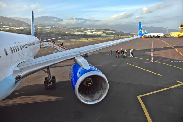 Condor 항공편 공항에 기착을 걸립니다. — 스톡 사진