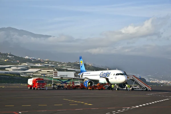Рейс Condor выполняет остановку в аэропорту — стоковое фото