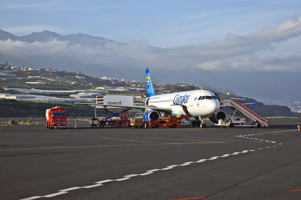 stock image The condor flight takes a stopover at the airport