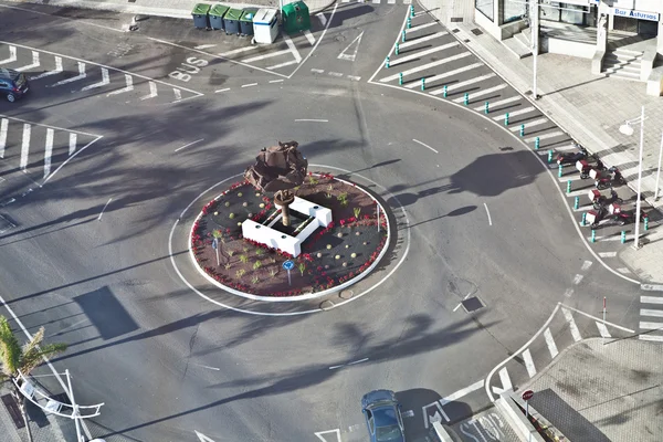 Kreisverkehr mit Skulptur alter Autos — Stockfoto