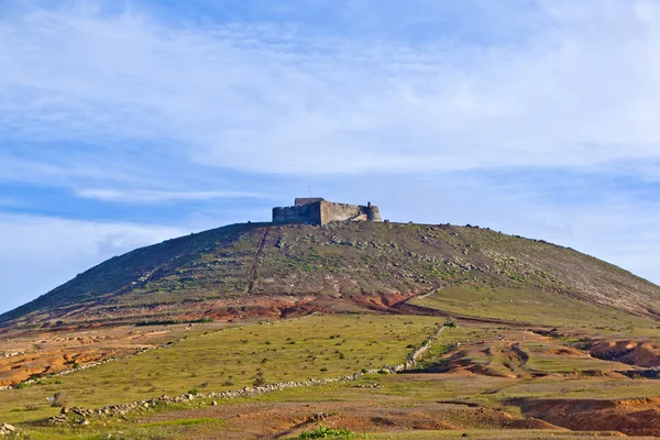 Santa barbara von guanapay castle in teguise, lanzarote. Kanarienvogel i — Stockfoto