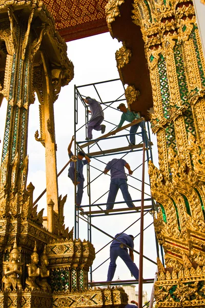 Εργαζόμενος ανακαινίζουν το ναό στο μεγάλο παλάτι — Φωτογραφία Αρχείου