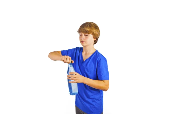 Chico sediento está bebiendo agua —  Fotos de Stock