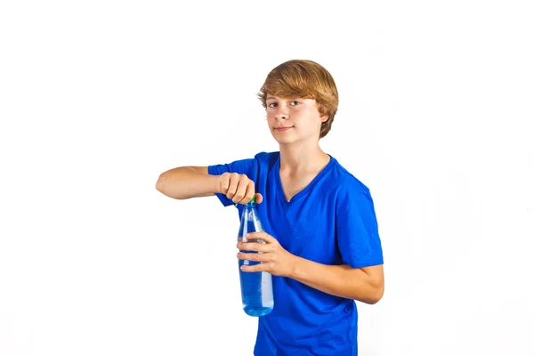 Жаждущий мальчик пьет воду — стоковое фото