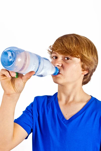 Törstig pojke är dricksvatten — Stockfoto