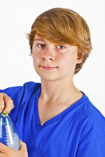 Assetato ragazzo sta bevendo acqua — Foto Stock