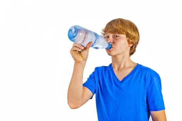 Durstiger Junge trinkt Wasser — Stockfoto