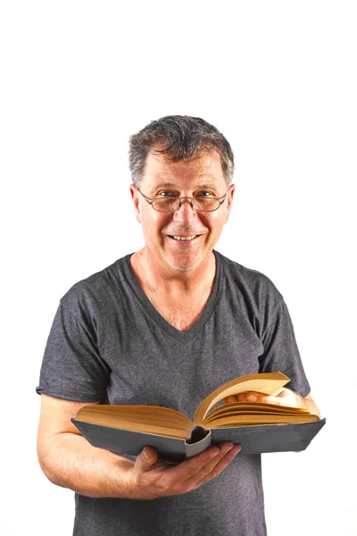 Sorrindo homem lendo um livro antigo — Fotografia de Stock